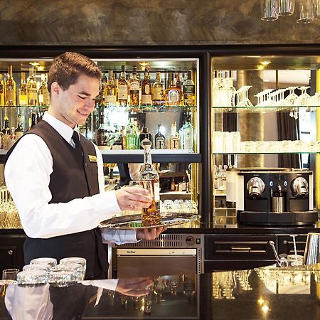Victor'S Residenz-Hotel Schloss Berg Неннінг Екстер'єр фото A bartender at work