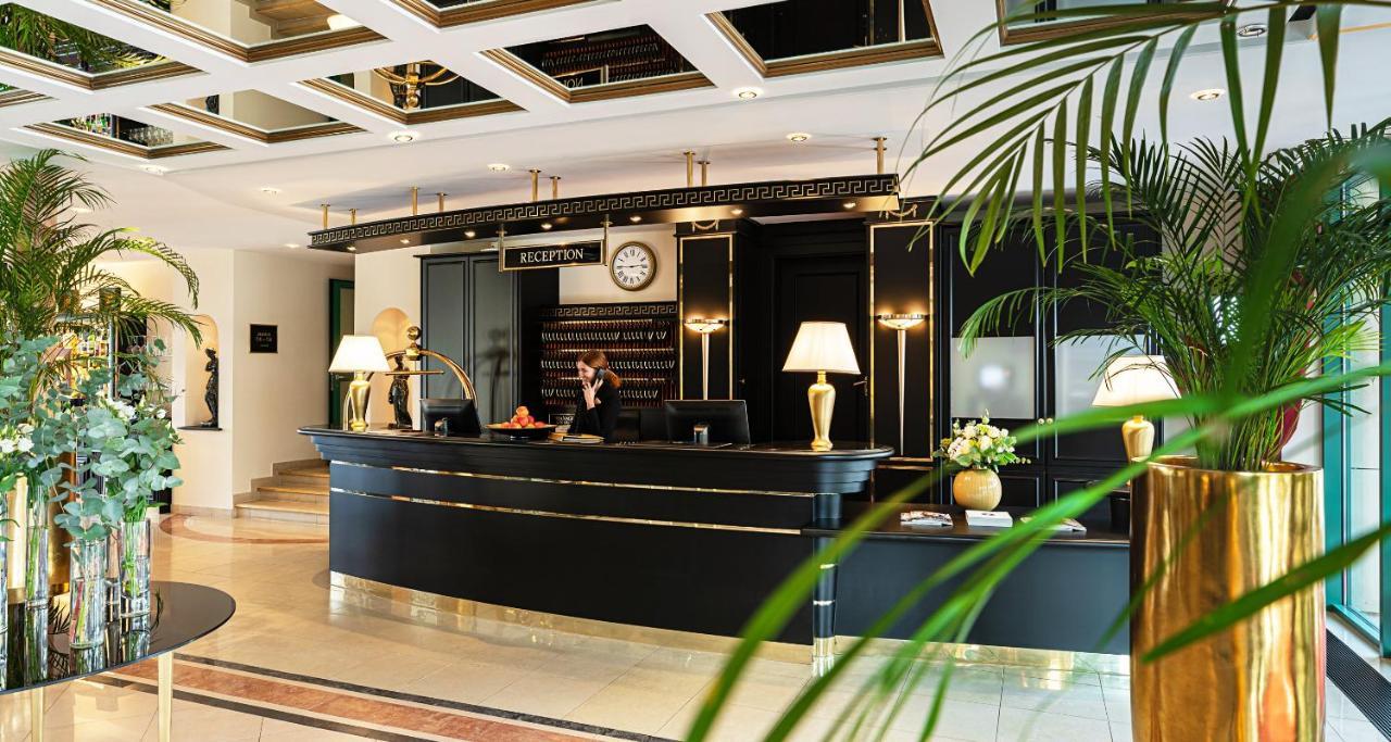 Victor'S Residenz-Hotel Schloss Berg Неннінг Екстер'єр фото Reception desk at a hotel
