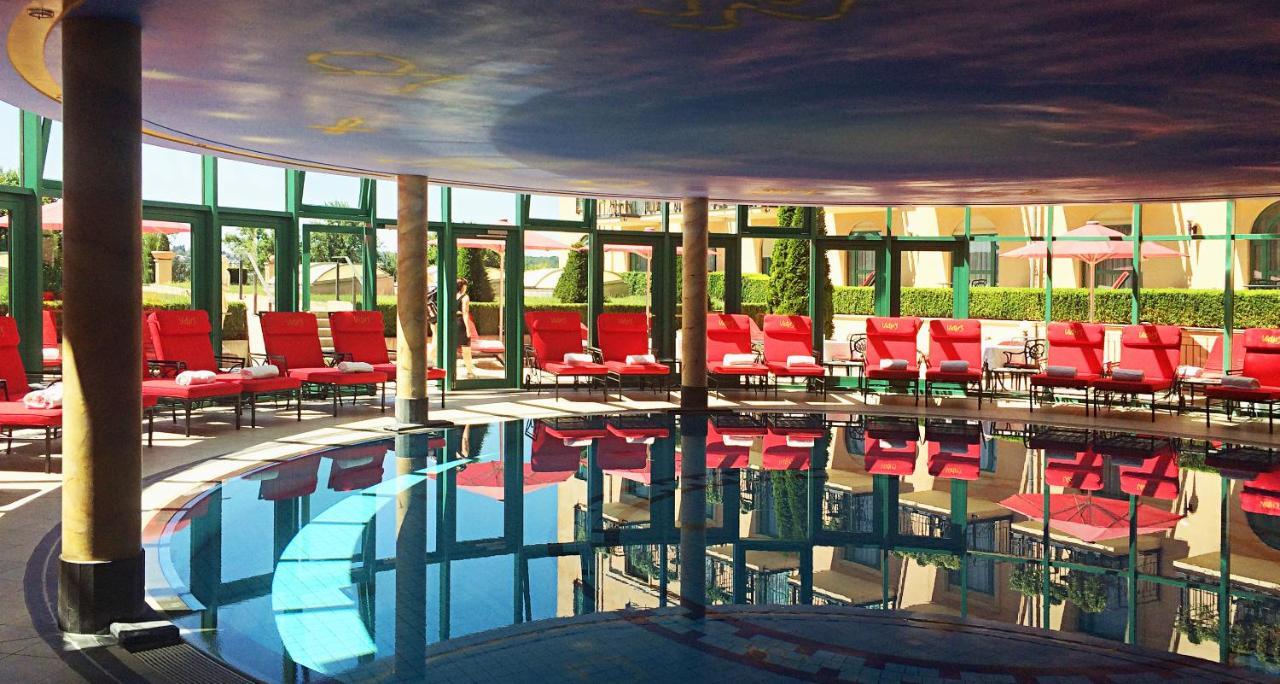 Victor'S Residenz-Hotel Schloss Berg Неннінг Екстер'єр фото The pool at the MGM Grand
