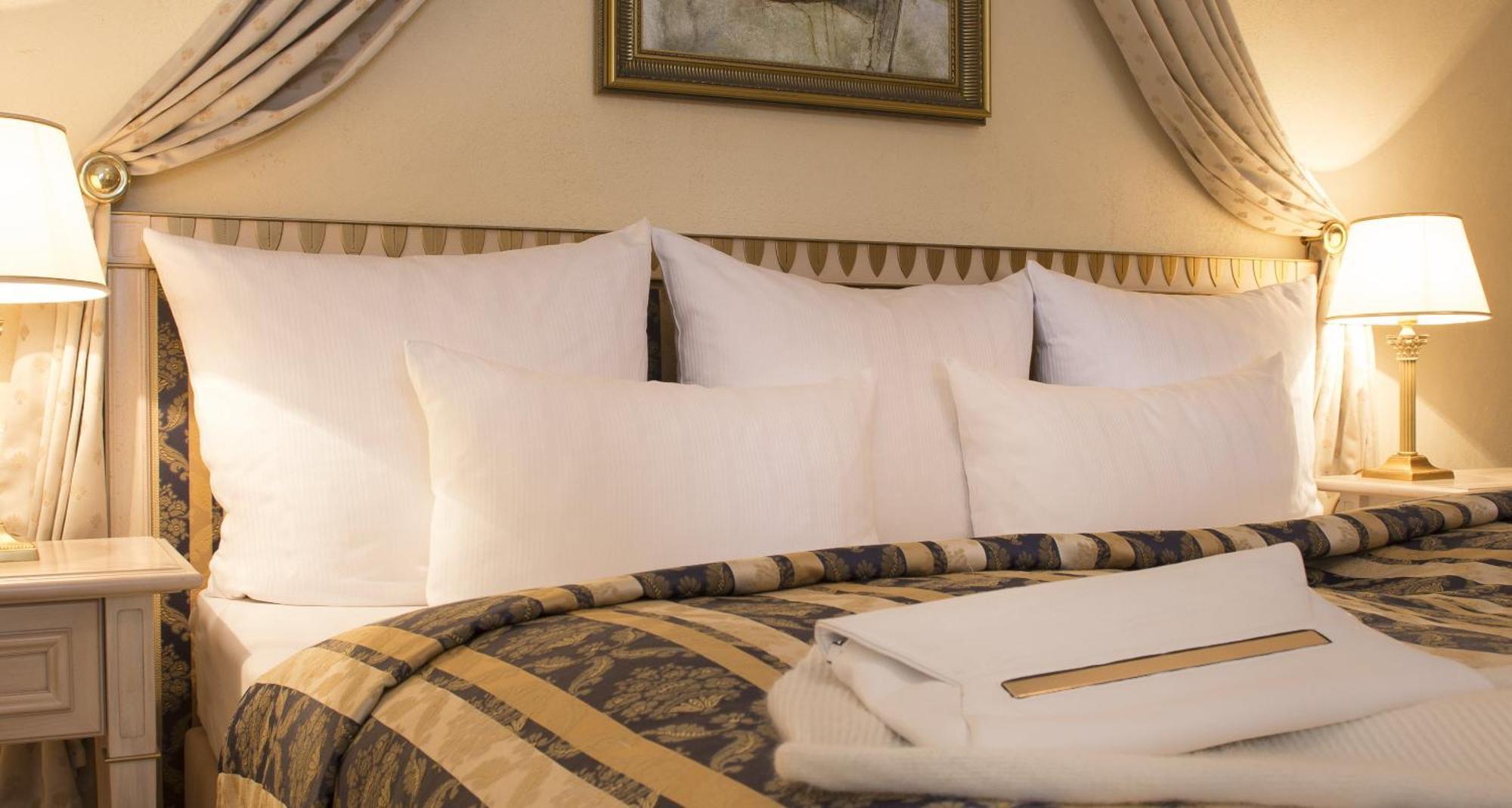 Victor'S Residenz-Hotel Schloss Berg Неннінг Номер фото Pillows on a bed