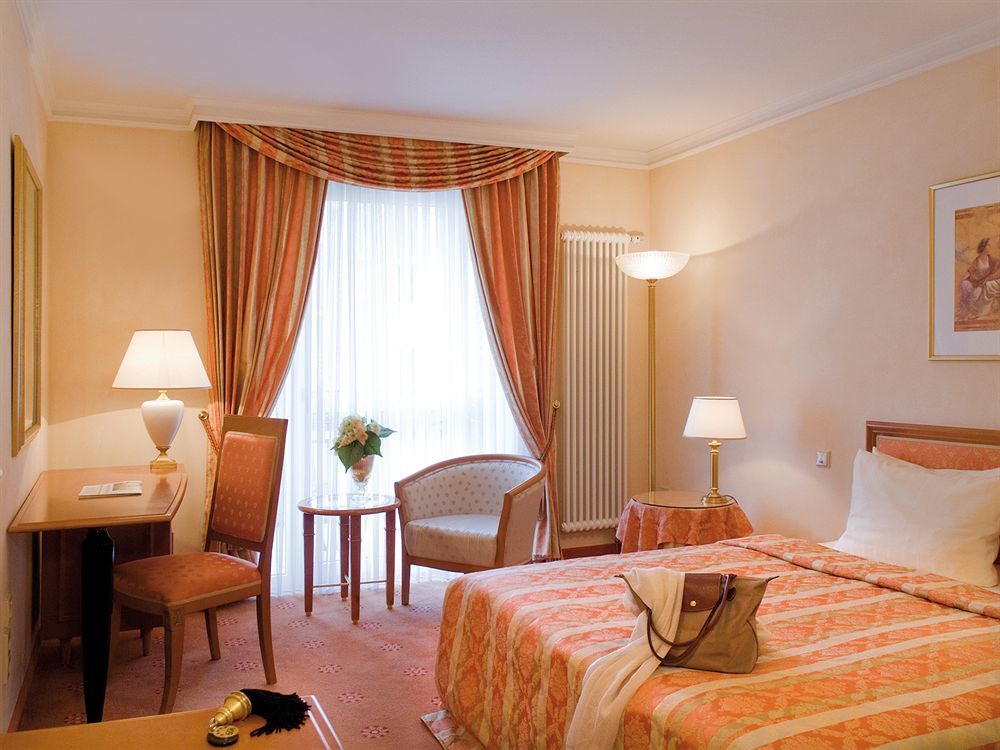 Victor'S Residenz-Hotel Schloss Berg Неннінг Екстер'єр фото A typical hotel room