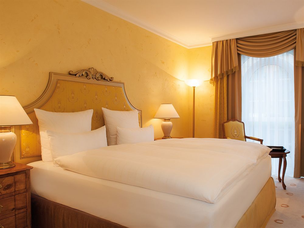 Victor'S Residenz-Hotel Schloss Berg Неннінг Екстер'єр фото A typical hotel room
