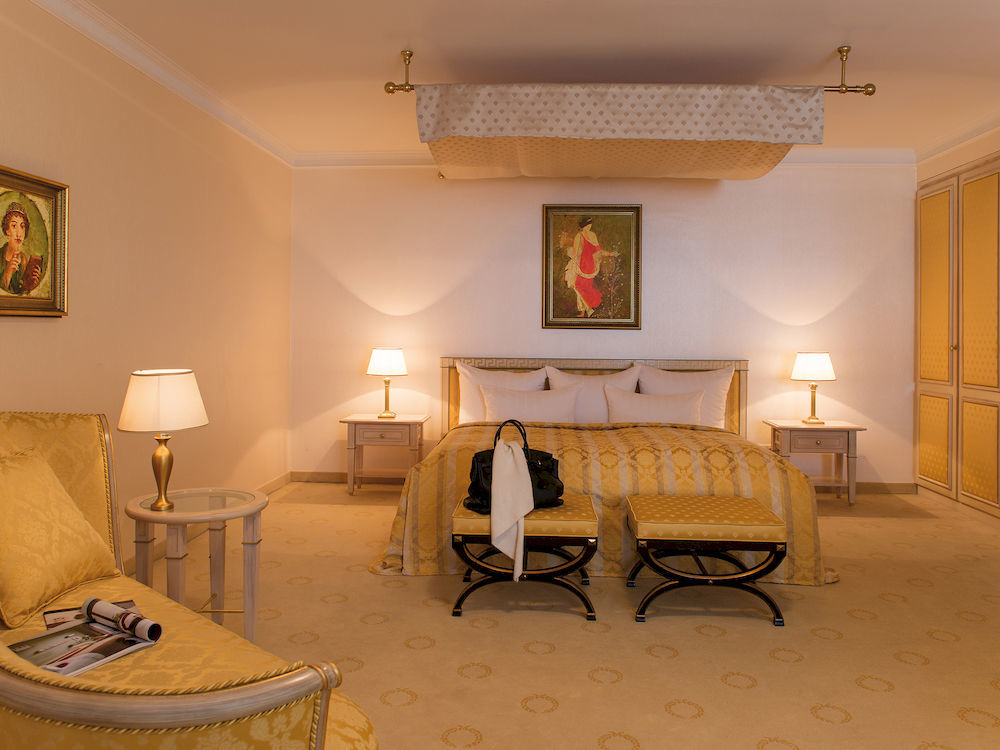 Victor'S Residenz-Hotel Schloss Berg Неннінг Екстер'єр фото A suite at the Taj Mahal Palace