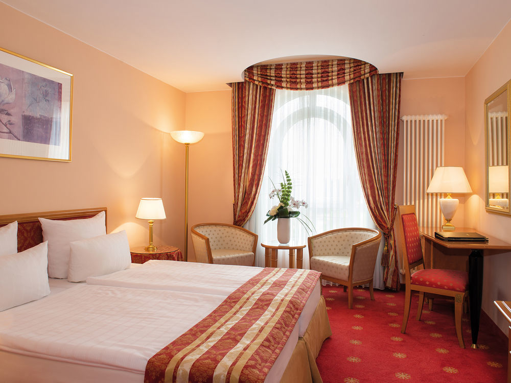 Victor'S Residenz-Hotel Schloss Berg Неннінг Екстер'єр фото A typical hotel room