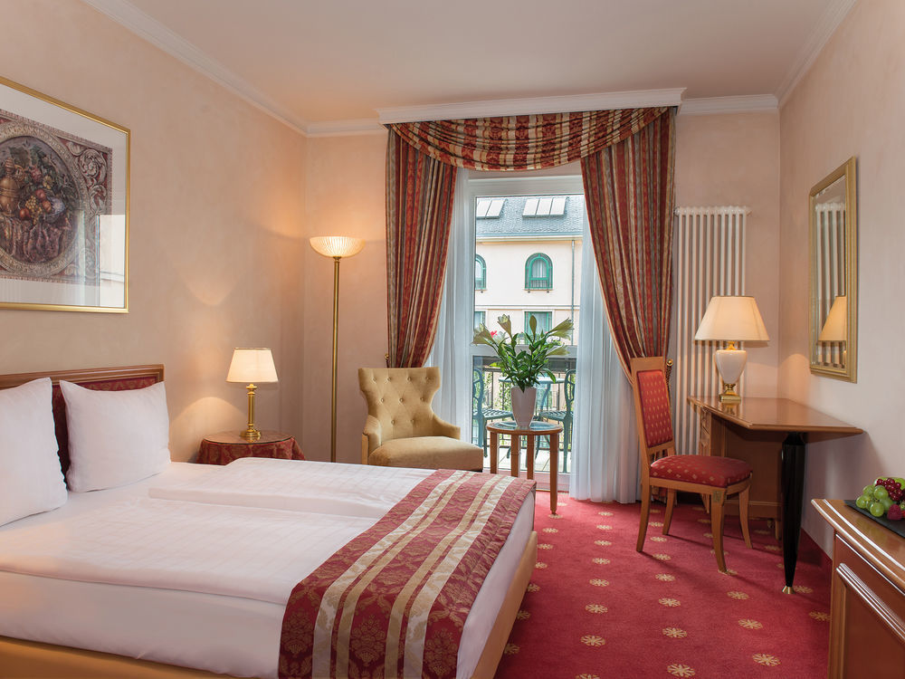 Victor'S Residenz-Hotel Schloss Berg Неннінг Екстер'єр фото A typical hotel room